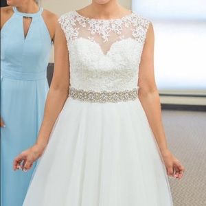 I am selling my Heart Shaped back wedding dress.